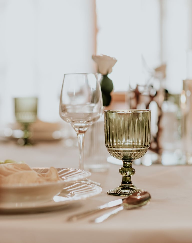 décoration de table de mariage, verre à pied de couleur vert