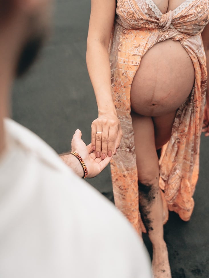 pareja durante una sesión de embarazo