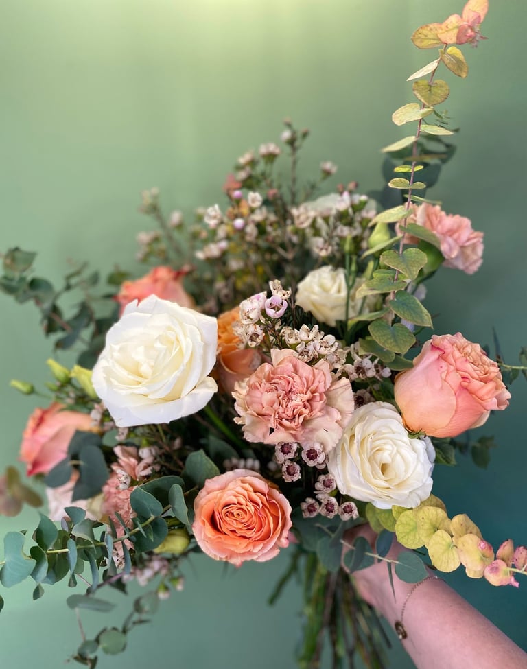 bouquet de lfuers teintes pastels et blanches
