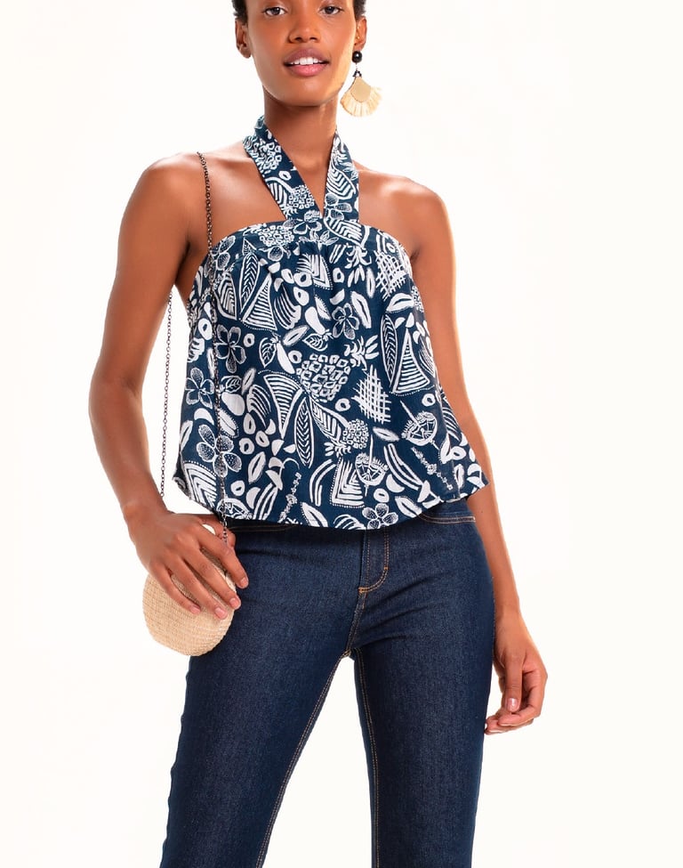 Blusa com design têxtil de estampa original em estilo batik, bicolor, abacaxis, flores, sombrinhas