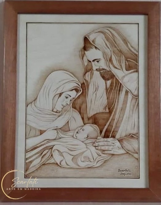 Pirogravura artesanal da Sagrada Família feita à mão por Sérgio Scarlati, peça única de artesanato em madeira com detalhes de