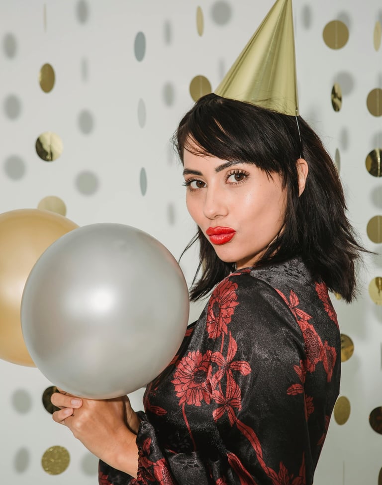 Mujer posando en una foto riendo