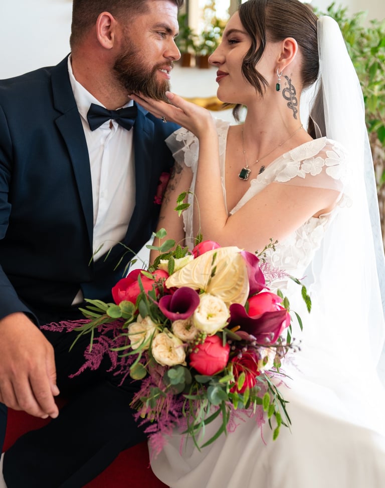 Mariés qui se regardent pour une photo mariage, en tenue de mariage