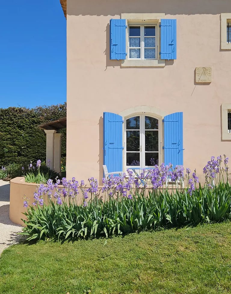 vue façade des chambres d'hôtes la ramade à tulette, ciel ,iris et volet bleu