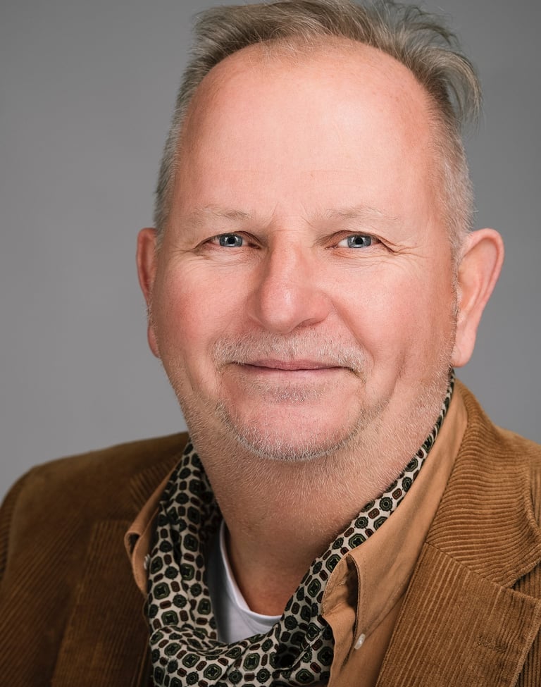 professioneel portret van lachende man met colbert en sjaal in studio in Raamsdonksveer