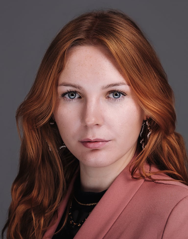 professioneel portret van vrouw met rood haar in roze blazer in Raamsdonksveer