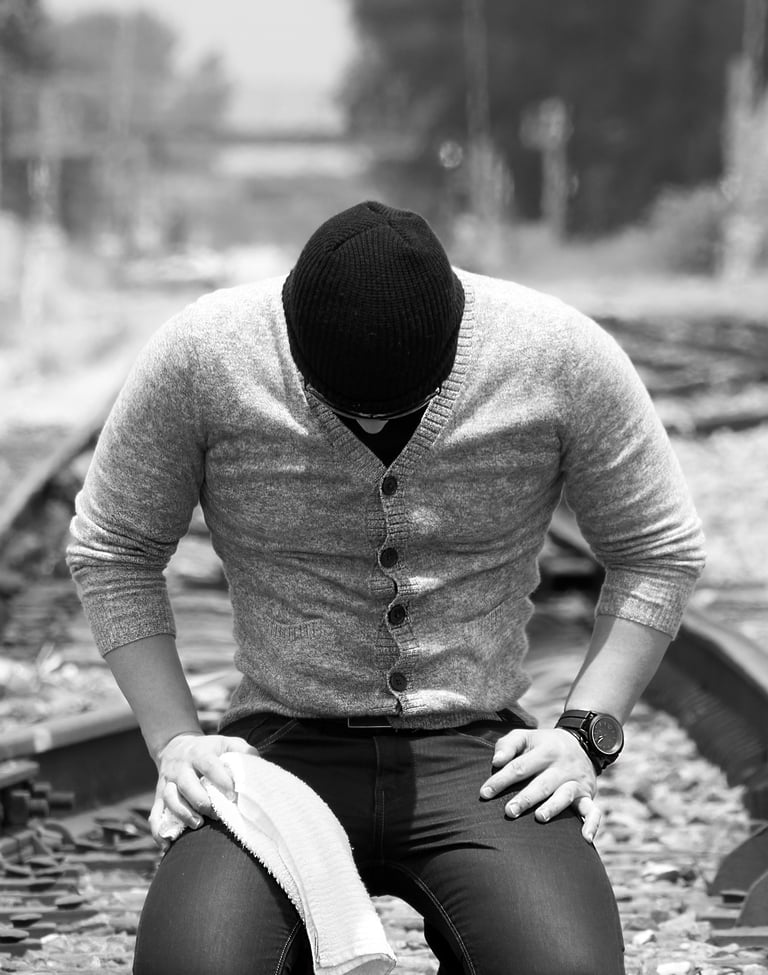 Homem ajoelhado, simbolizando compromisso com Deus e dedicação ao Instituto e à Comunidade Humana.