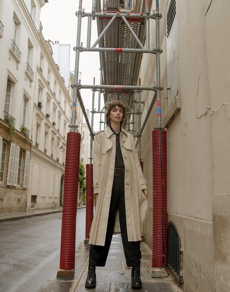 éditorial femme extérieur brut 