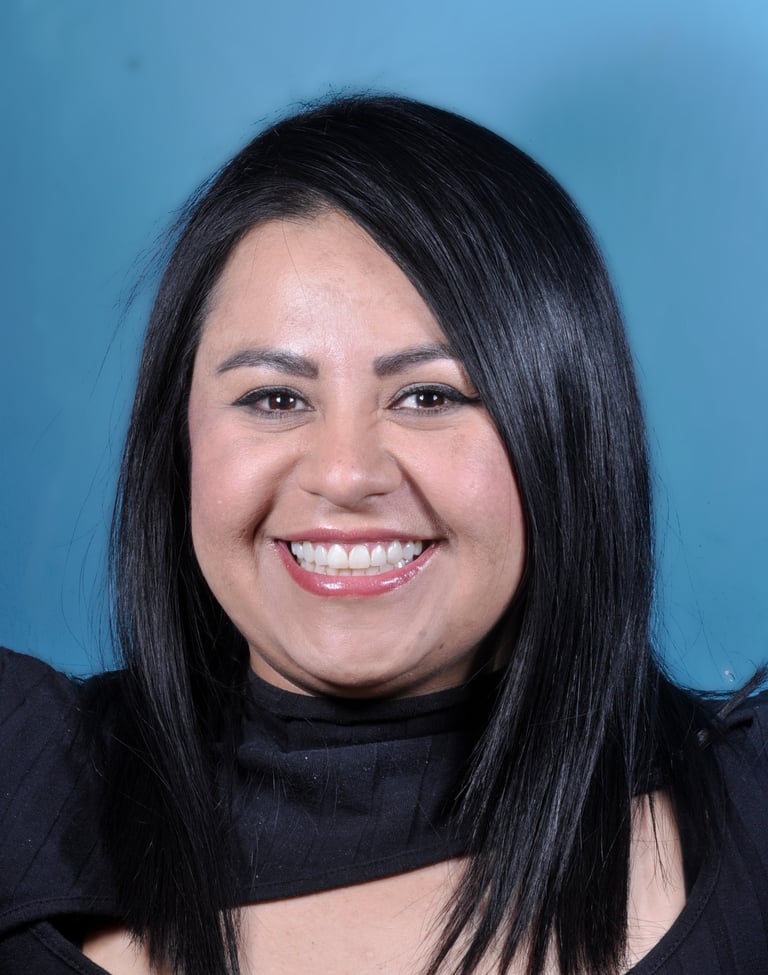 Paciente sonriendo después de un diseño de sonrisa estético realizado por el Dr. Leo en Guadalajara