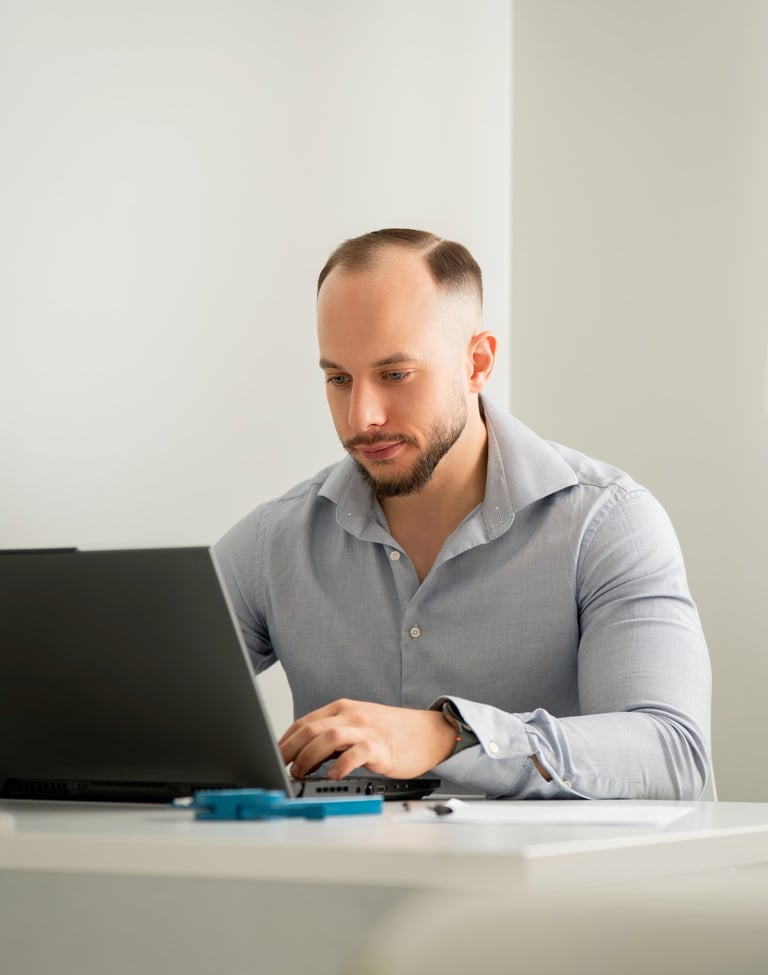 Biologo Nutrizionista nello studio a Treviso che elabora una dieta al computer