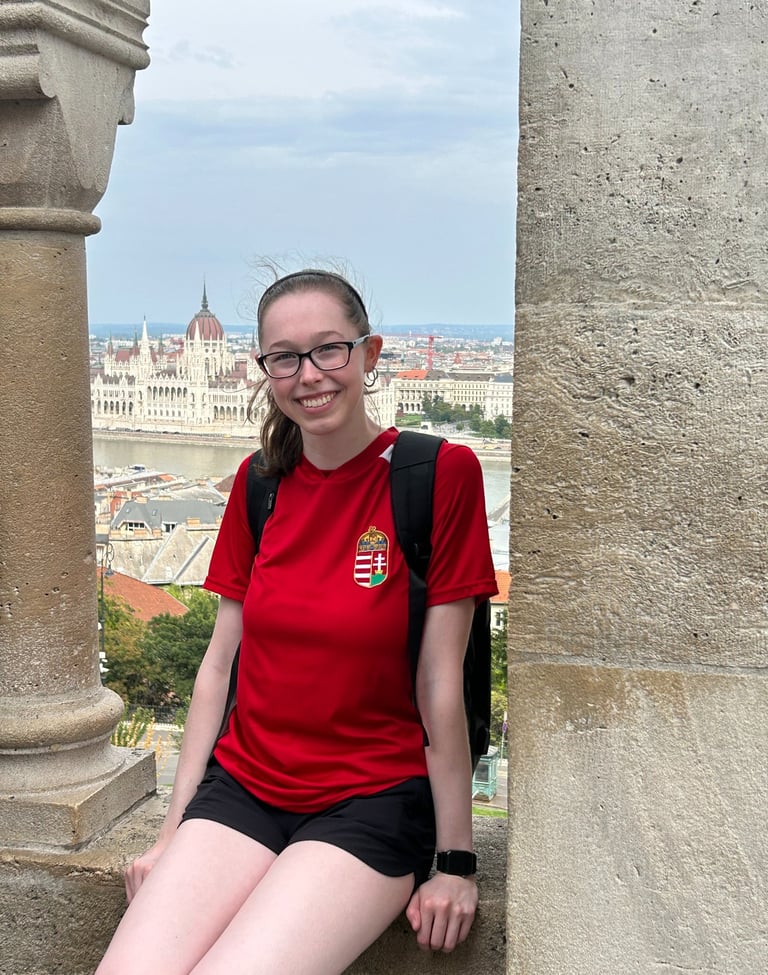 Lilla with the Hungarian Parliament in the background
