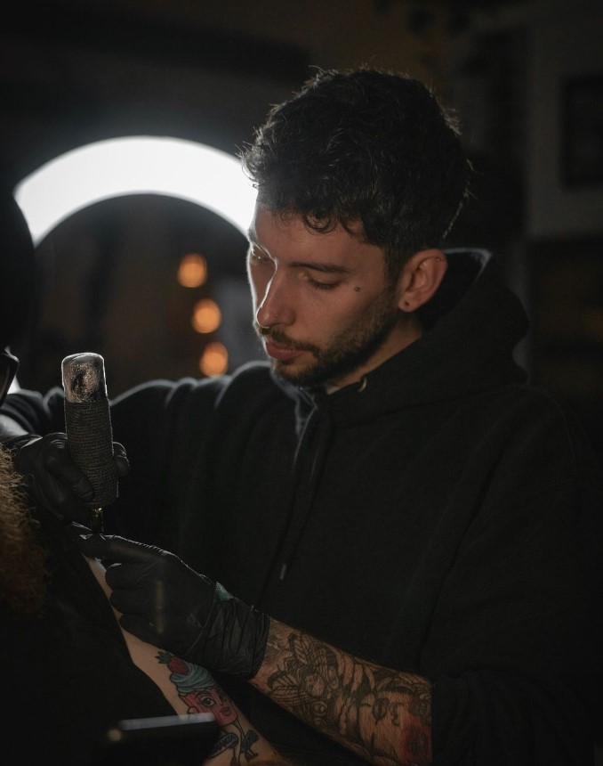 mies tatuoja tatuoimassa helsinki