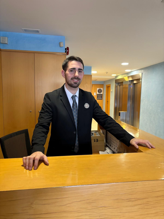 ¿Qué funciones hace un recepcionista o conserje?