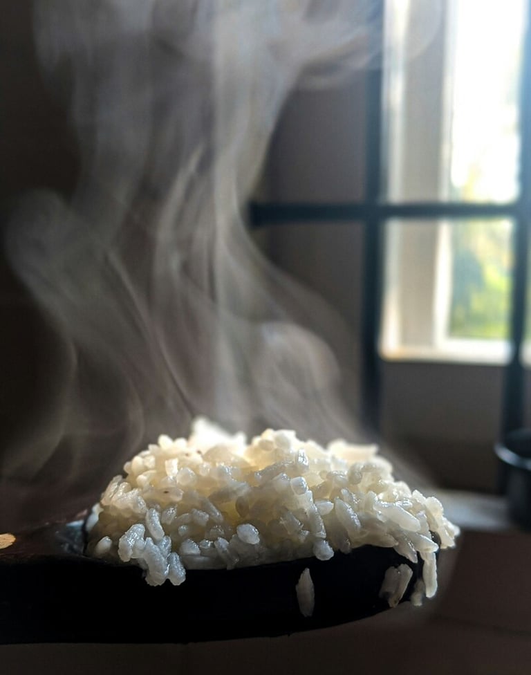 Arroz humeante en una cuchara