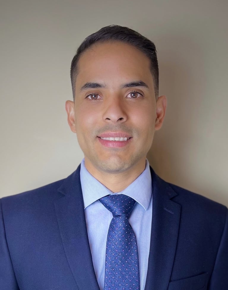 Alejandro González es consultor de inmigración a Canadá (Regulated Canadian Immigration Consultant)