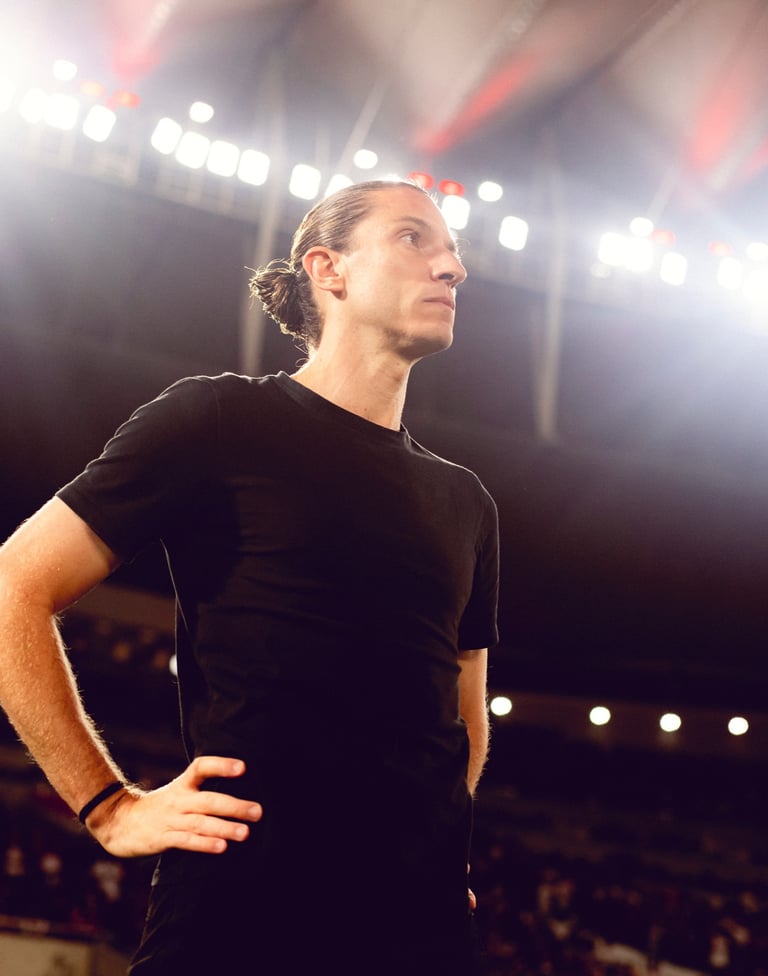 Filipe Luís como técnico do Flamengo no Maracanã lotado.
