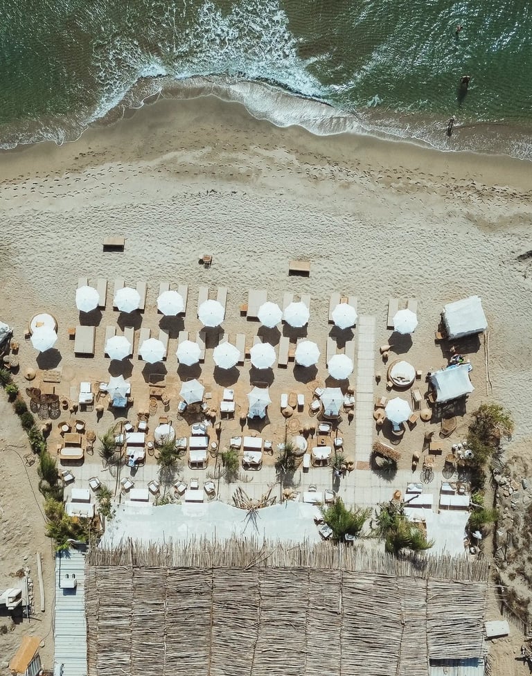 Vue aérienne de la plage Playa Amor à Leucate, entre transats et ambiance estivale