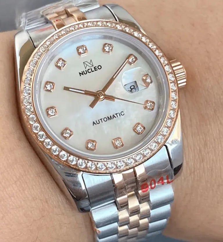 orologio donna acciaio e color oro quadrante madreperla indici e lunetta zirconi data a ore 3 bracciale acciaio e colore oro