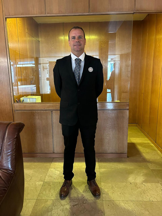 ¿Qué funciones hace un recepcionista o conserje?