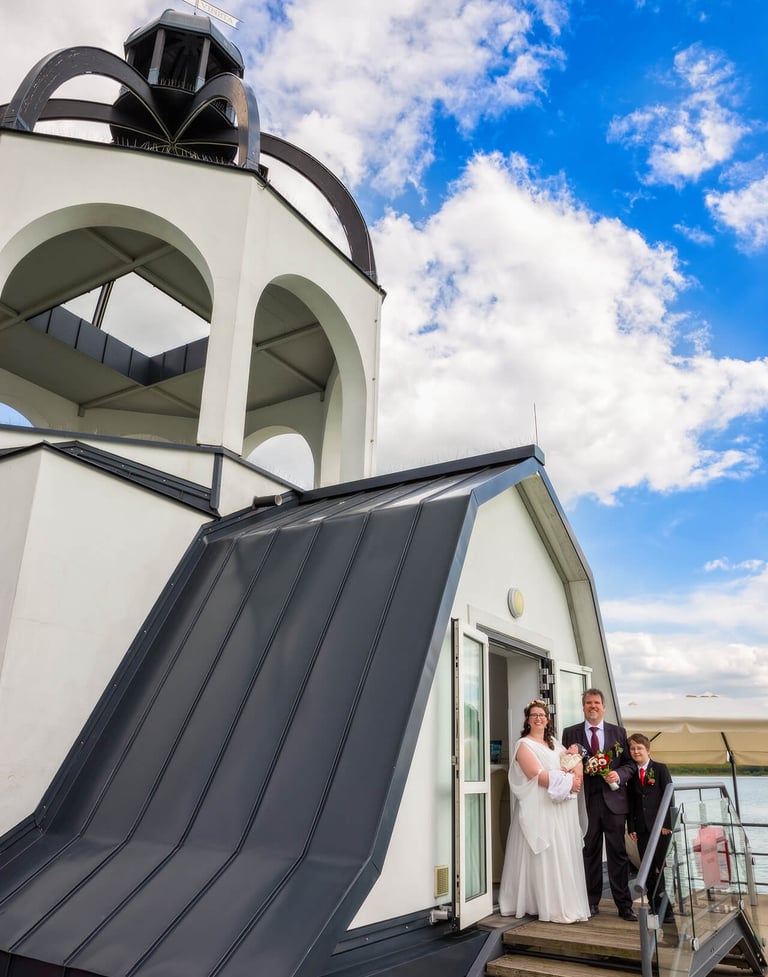 Ungewöhnliche Hochzeit auf schwimmender Kirche Vineta