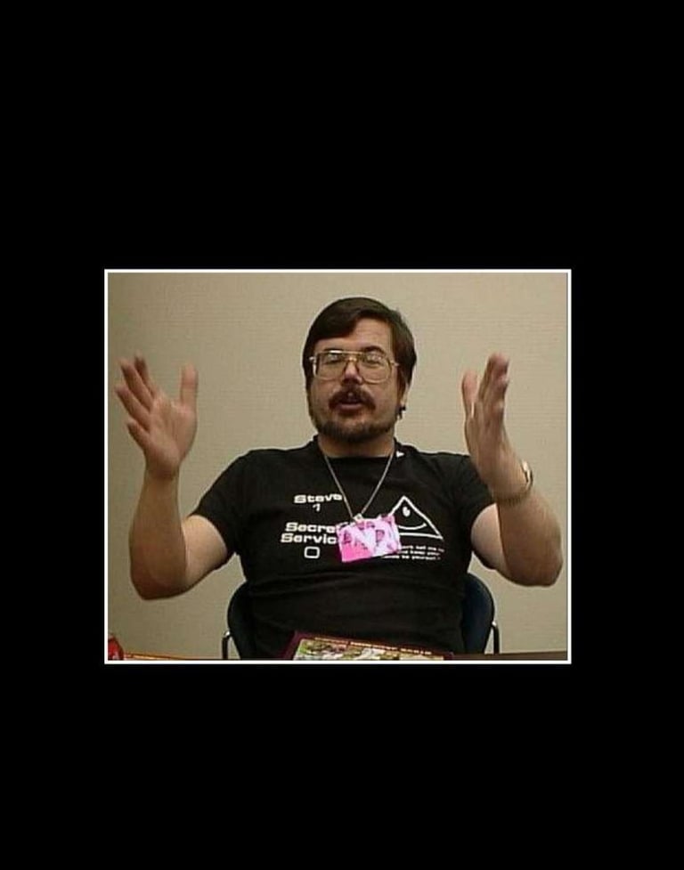 Foto de Steve Jackson (Será que ele ja sabia de todos esses eventos? ele faz parte do sistema?)