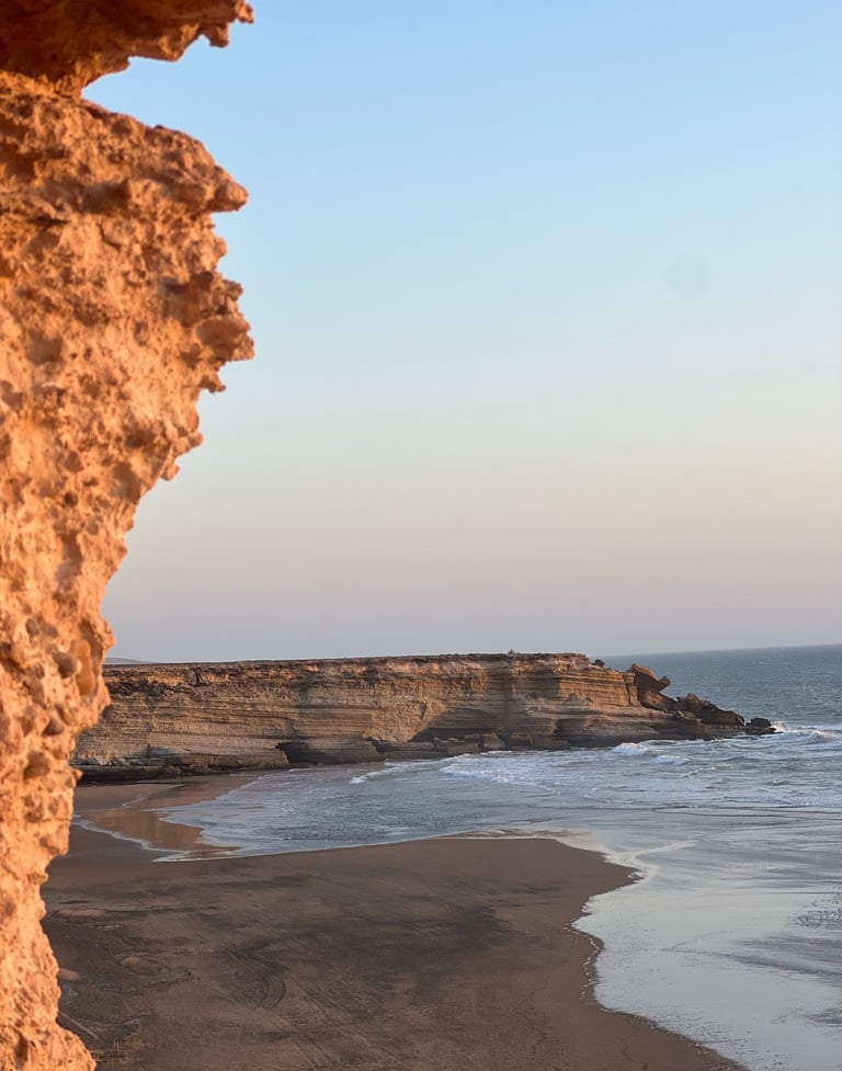 vue depuis le haut d'une falaise sur la magnifique plage d'Iftane  au coucher de soleil