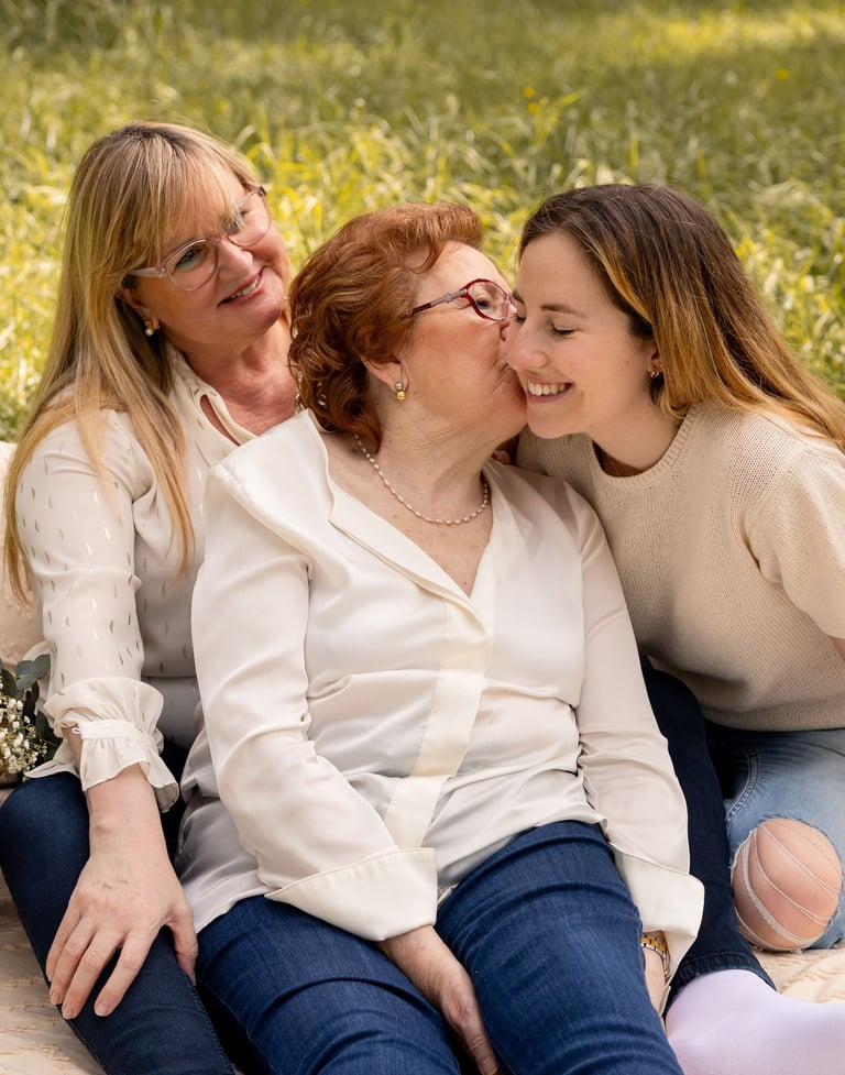 Sessió de fotos familiar a Girona amb una mare, àvia i neta en un entorn natural exterior