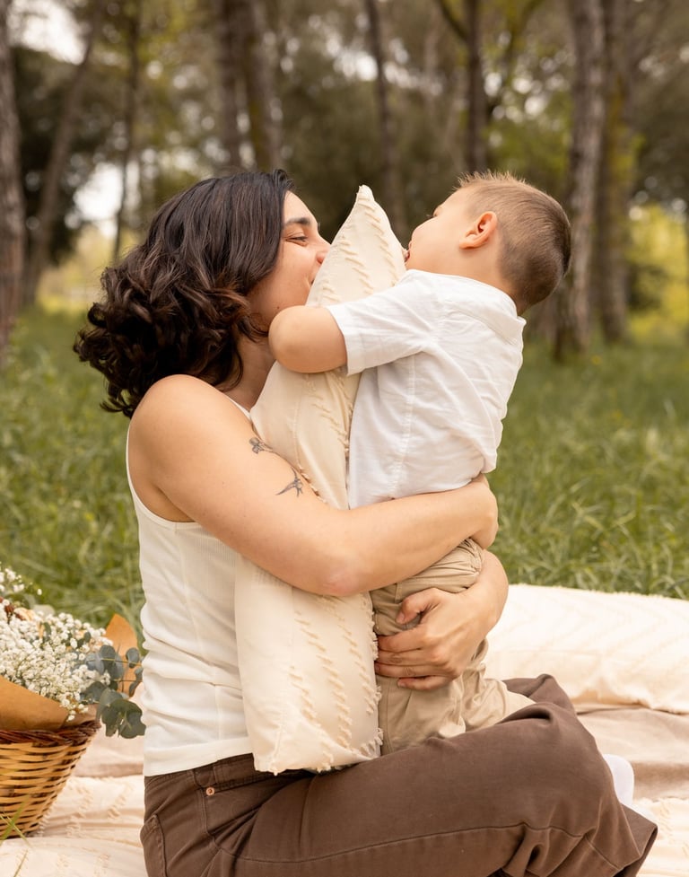 Sessió de fotos familiar a Girona amb una mare i fill jugant feliços en un entorn natural exterior