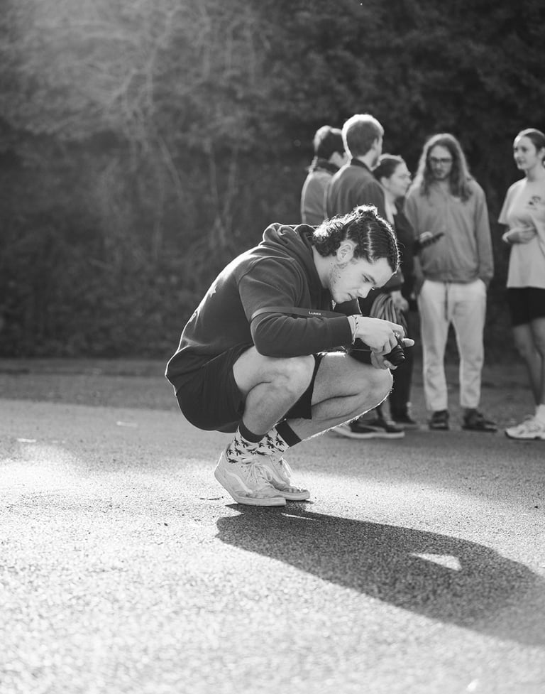 un photographe accroupi