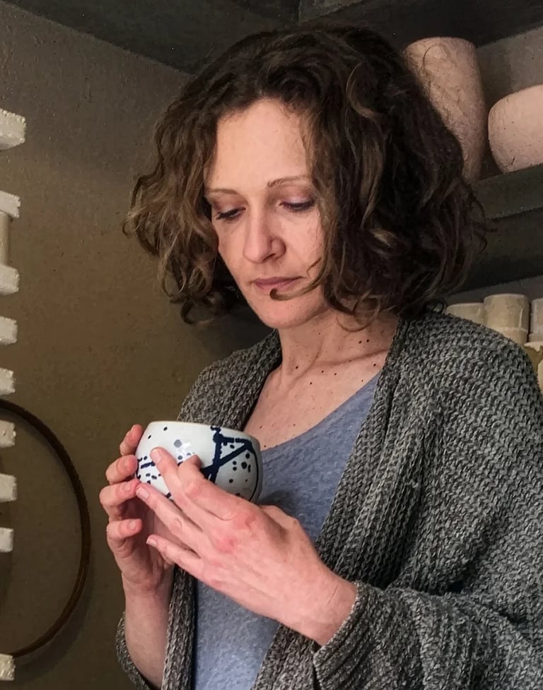 La artista Claire Lippmann en su estudio
