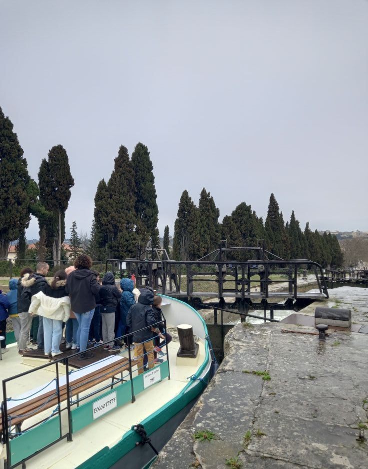 sur la péniche, les élèves franchissent les célèbres 9 écluses de Fonseranes