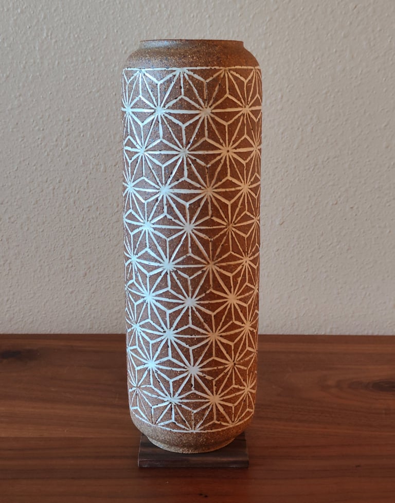 wheel-thrown, cylindrical stoneware vase with hand-carved asanoha (麻の葉) pattern.
