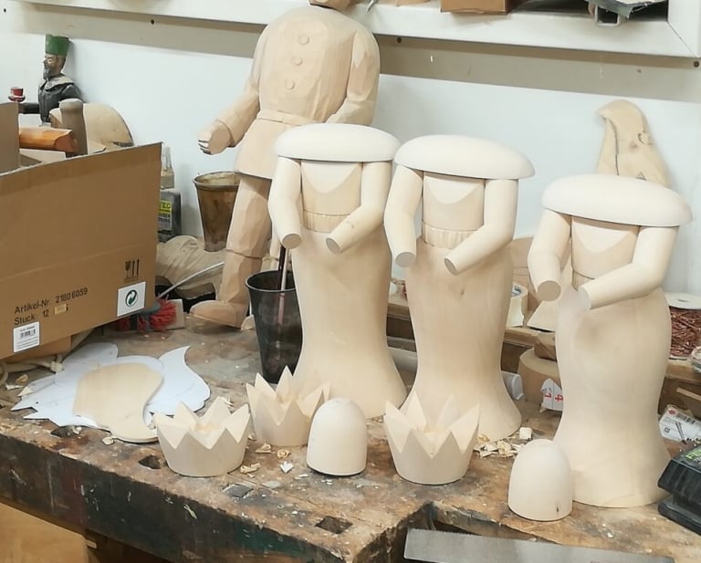 große gedrechselte Holzfiguren für eine Weihnachtspyramide