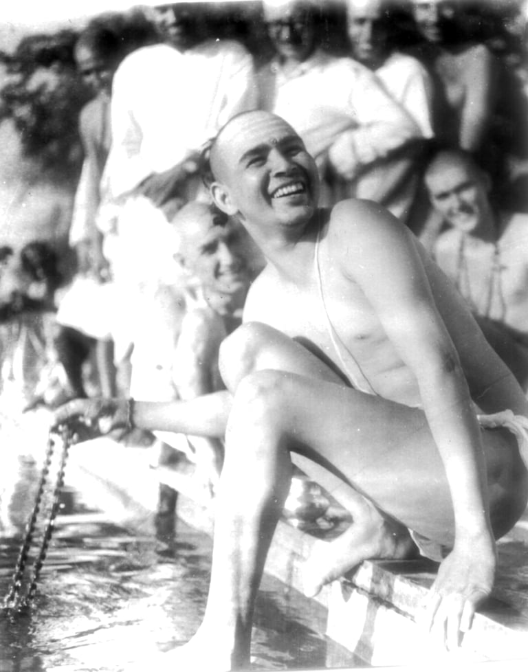 Babaji fa il bagno con sadhu e devoti
