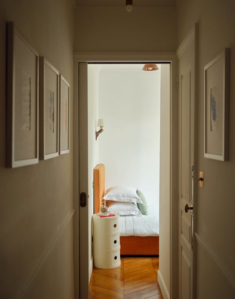 Galerie d’entrée avec œuvres d’art contemporaines dans un appartement haussmannien de luxe à Paris