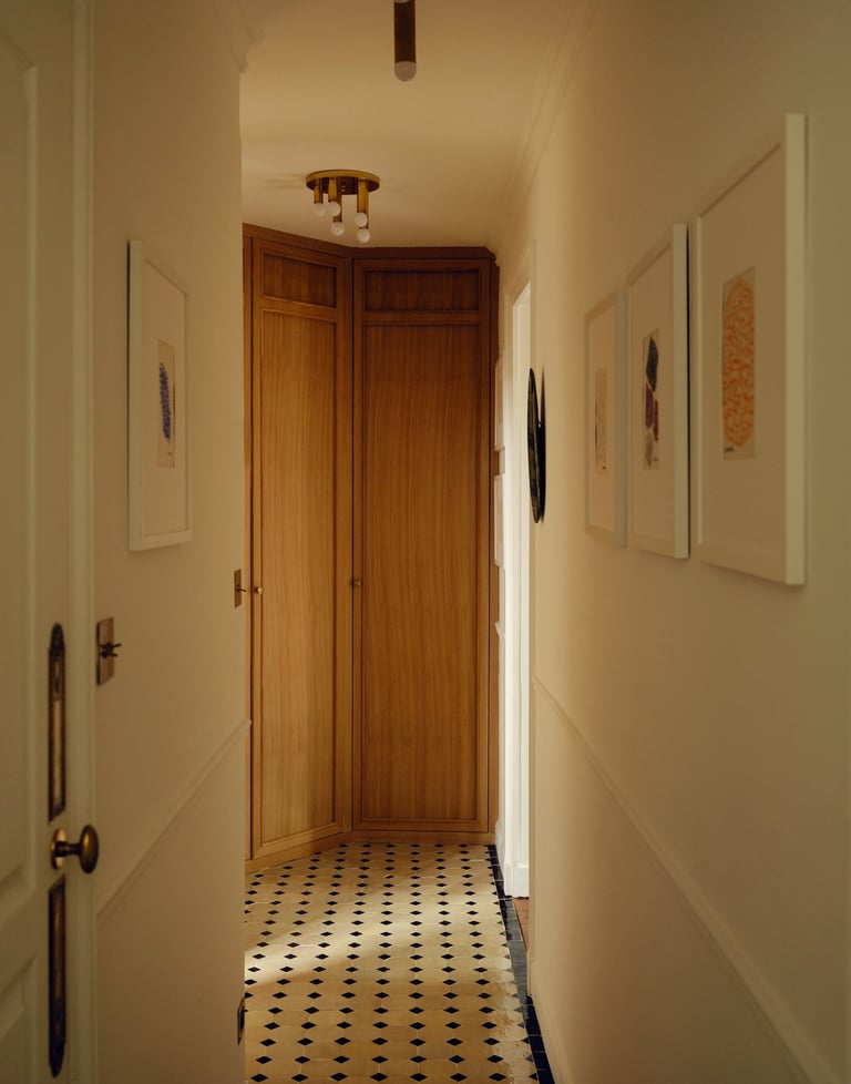 Galerie d’entrée avec sol en zellige traditionnel et armoires sur mesure en chêne