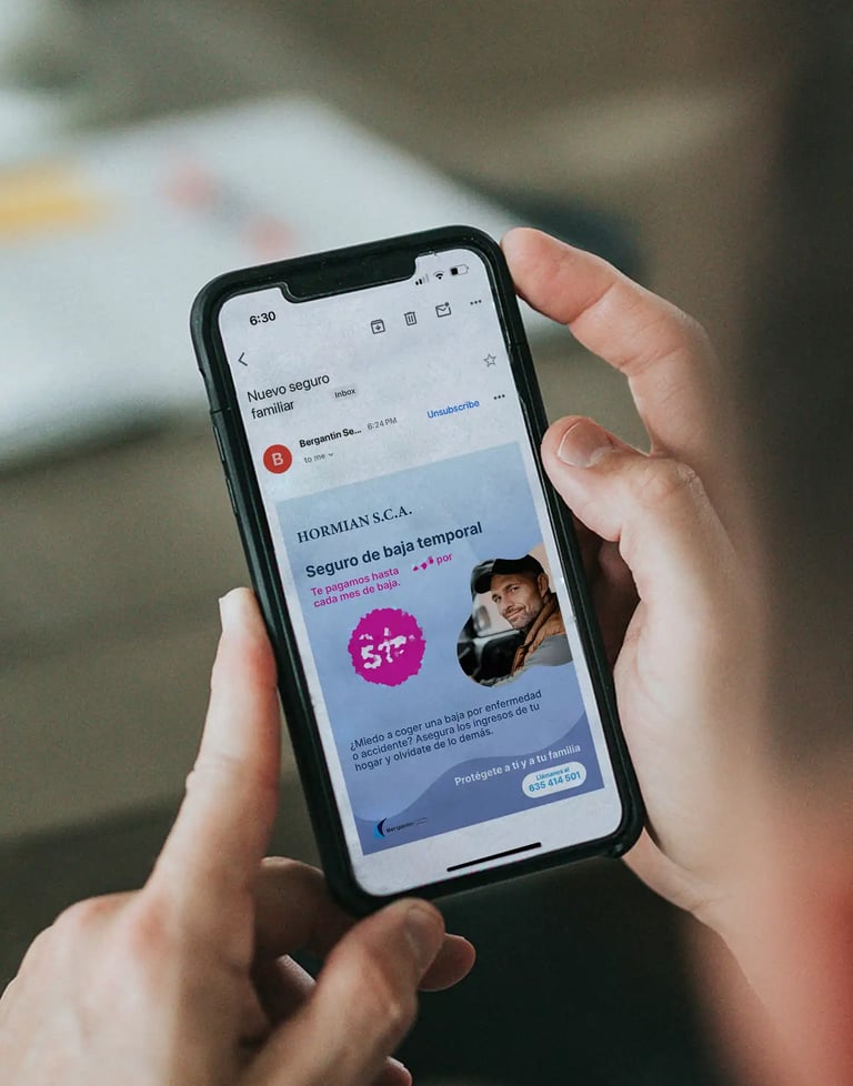 Persona sujetando un teléfono móvil
