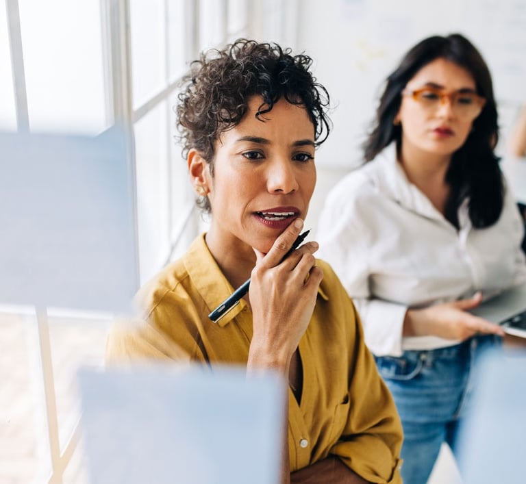 imagen mujer planeando estrategia