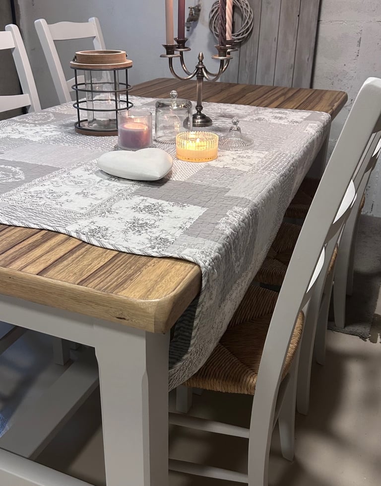 Table relookée avec plateau entièrement poncé et pieds repeints en gris