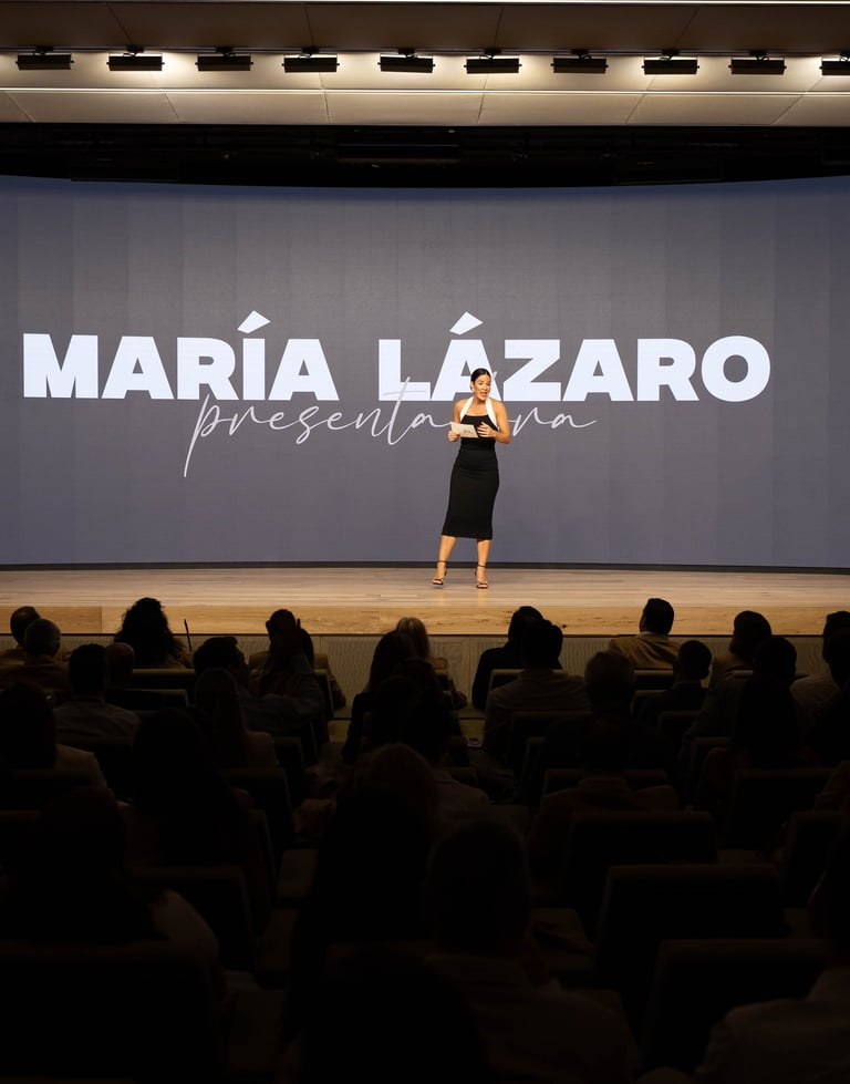 María Lázaro presentando un evento corporativo