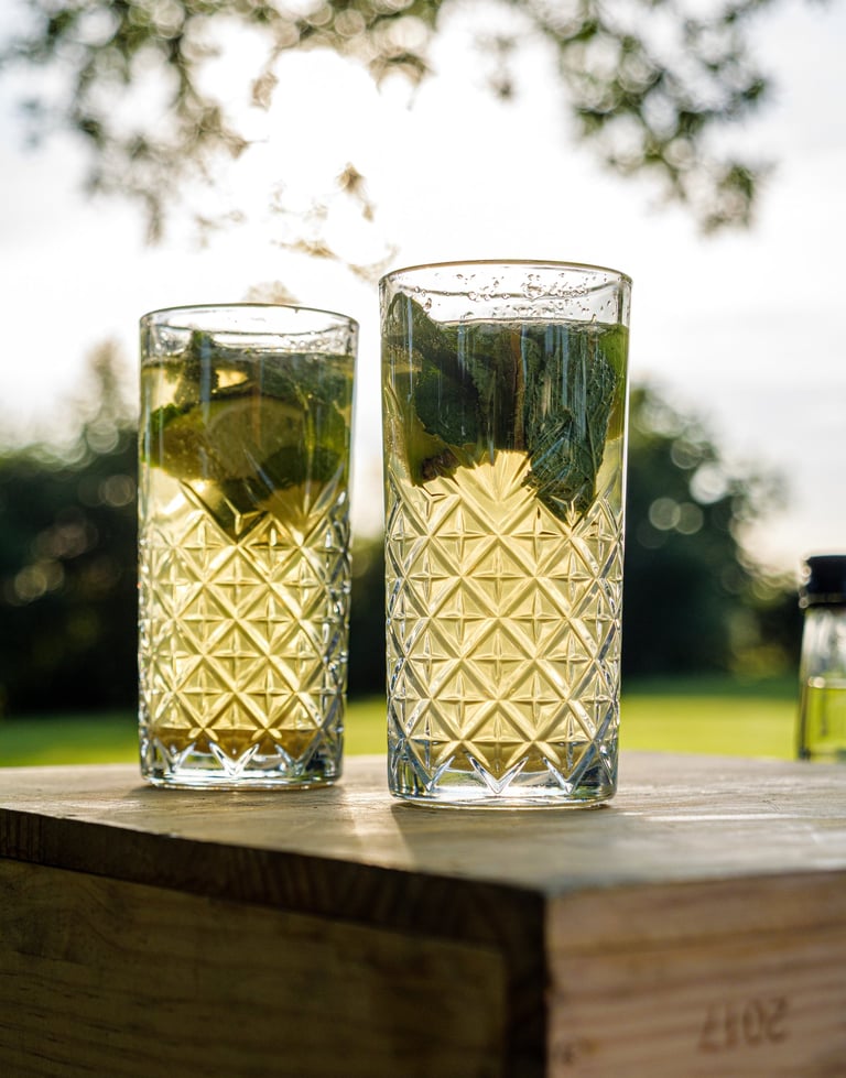 Cocktail mojito sur une caisse en bois