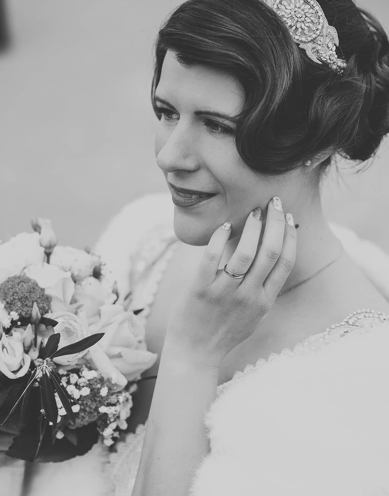 Elegante Braut in schwarzweiß