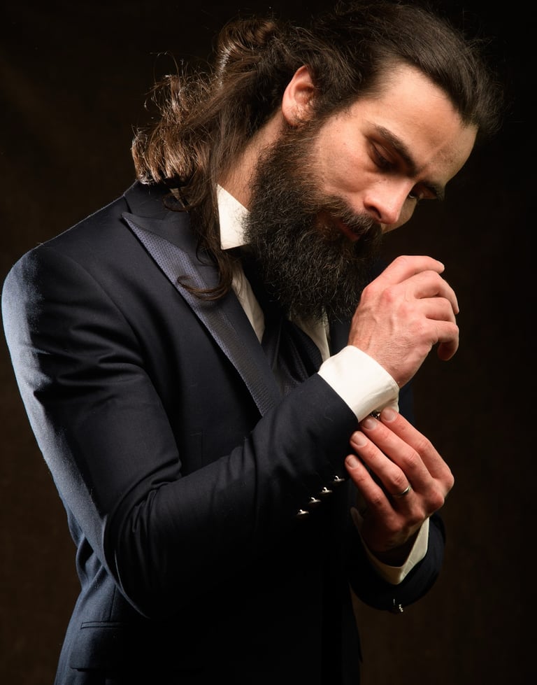 Anthony Vuillemin en costume de marié 