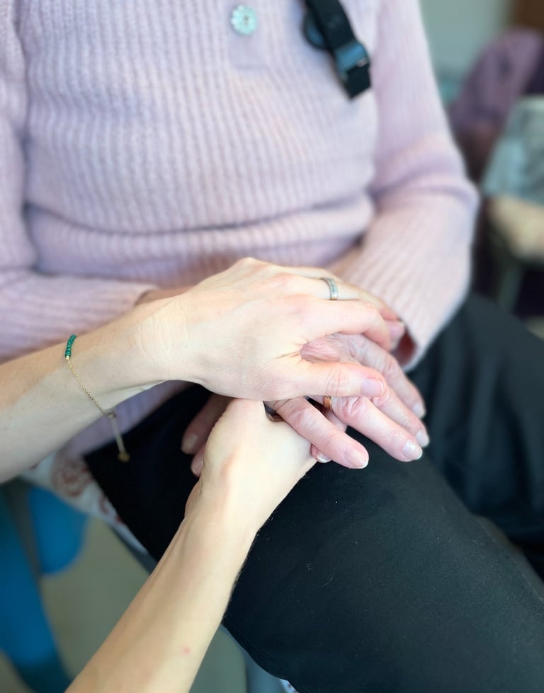 Deux personnes se tenant la main