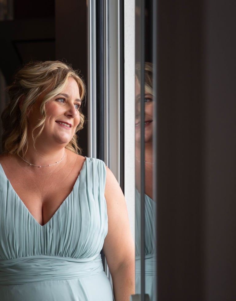 une femme coiffée et maquillée témoin de mariage