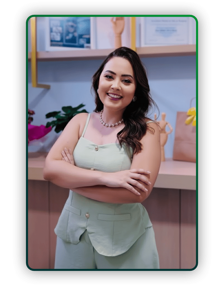 Profissional da Clínica Lanna Moraes em ambiente acolhedor, pronta para oferecer atendimento de qualidade.