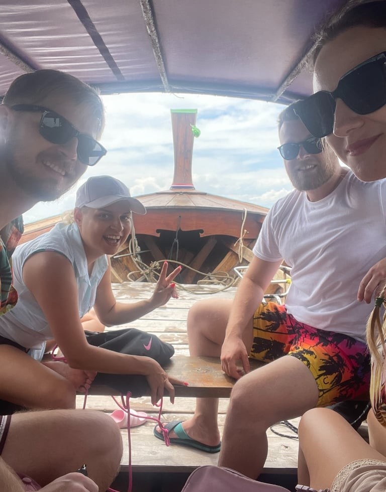 wycieczka na Poda Island, znajomi w łódce