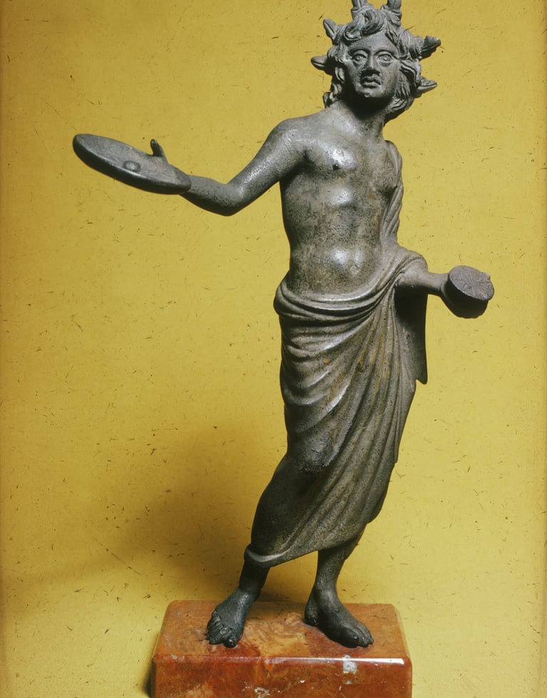 Etruscan Priest-Walters_541088 - Ετρούσκος ιερέας που κρατάει στο δεξί του χέρι  φιάλη  (ρηχό πιάτο)