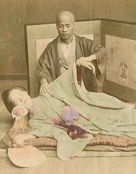 Séance de Shiatsu sur futon (photo historique Japon)