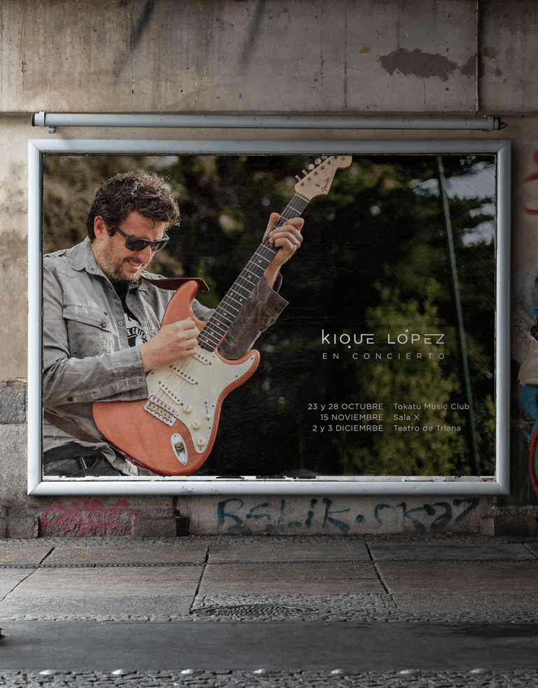 Póster callejero de gran dimensión de un guitarrista anunciando un concierto
